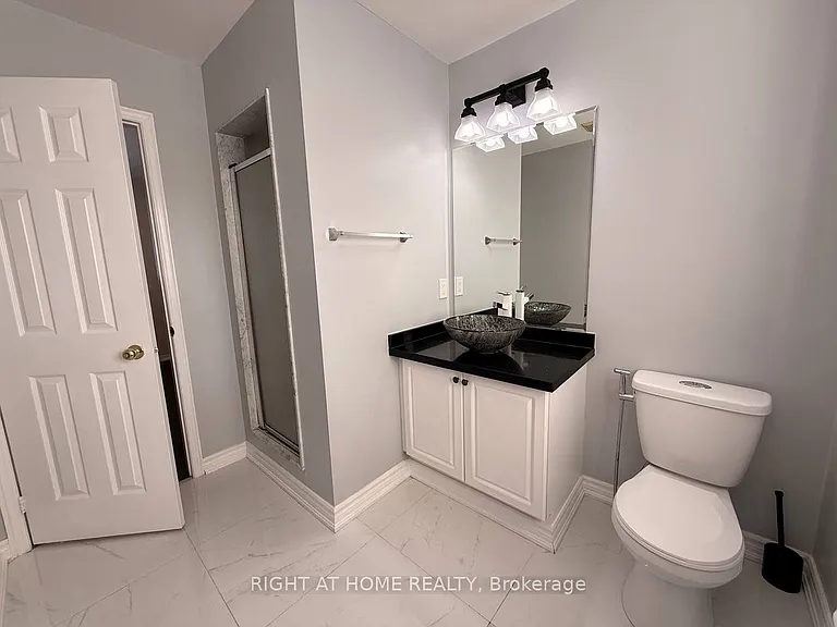 746 Walpole Cres #UPPER — Photo 21