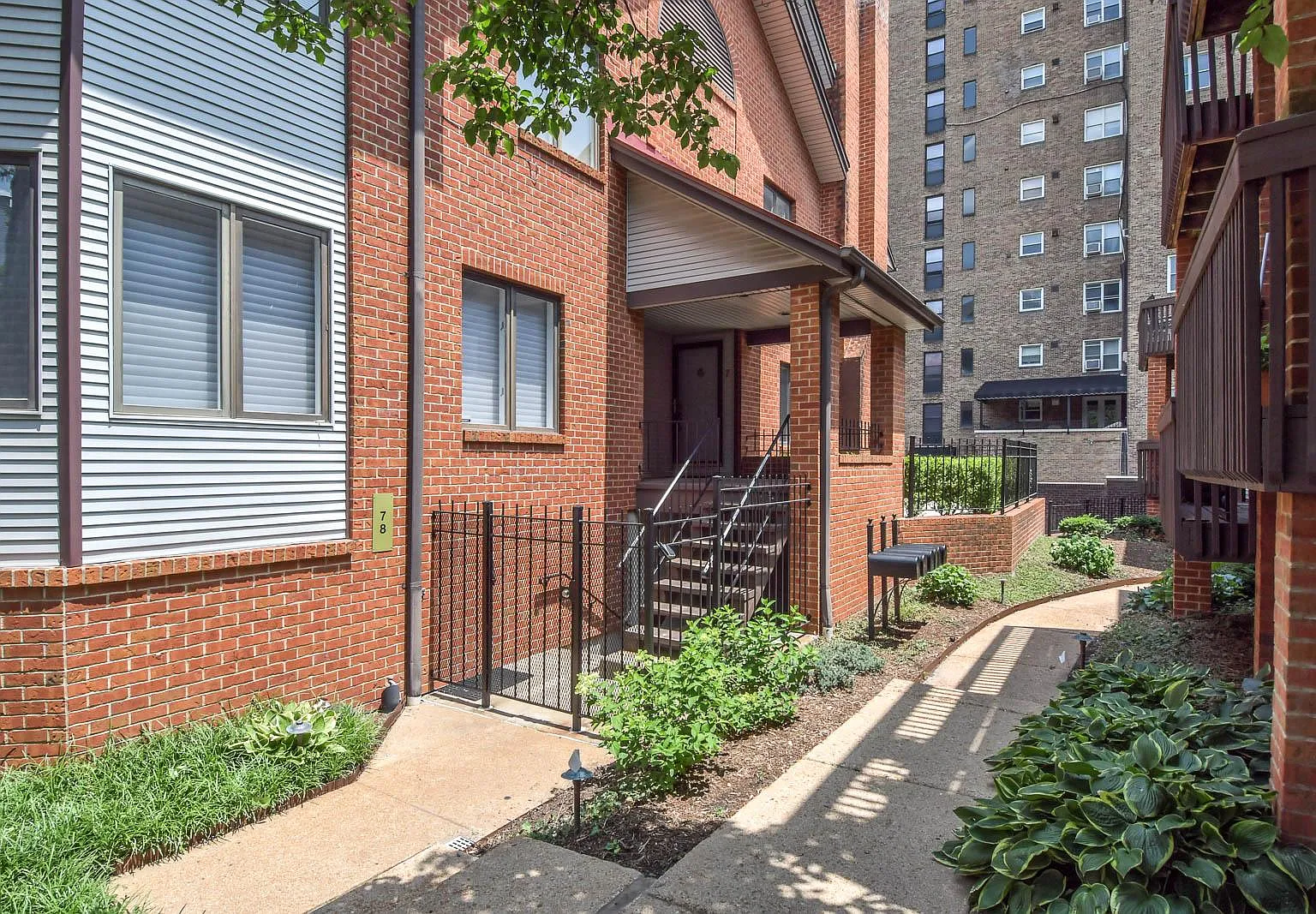 2 bed, 2.5 bath, 1600 sqft, $3,200 — Photo 2