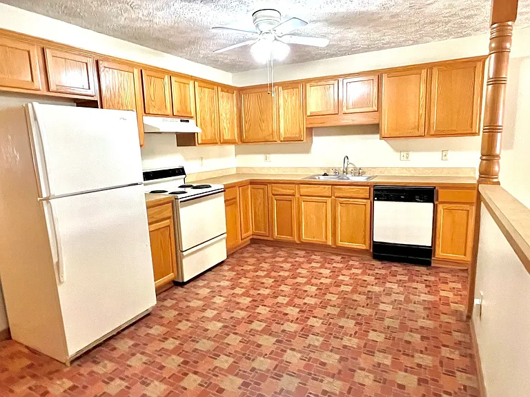 218 Watson Ln — Photo 3