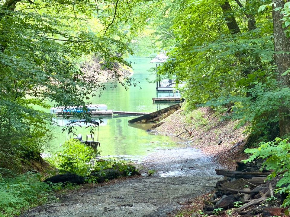 1st image of 520 Calvin Cove Rd
