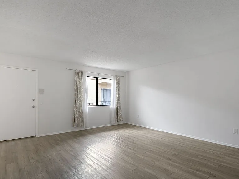Chatsworth Rent This Now — Photo 9