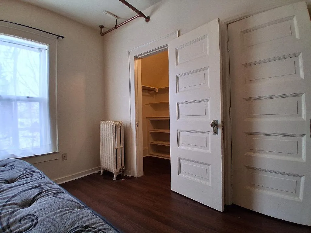 1 bed, 300 sqft, $900 — Photo 4