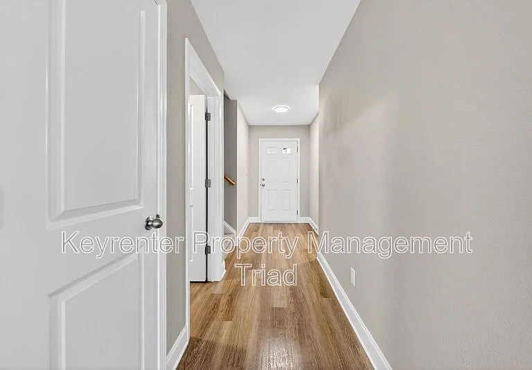 1153 Hawick Dr — Photo 7