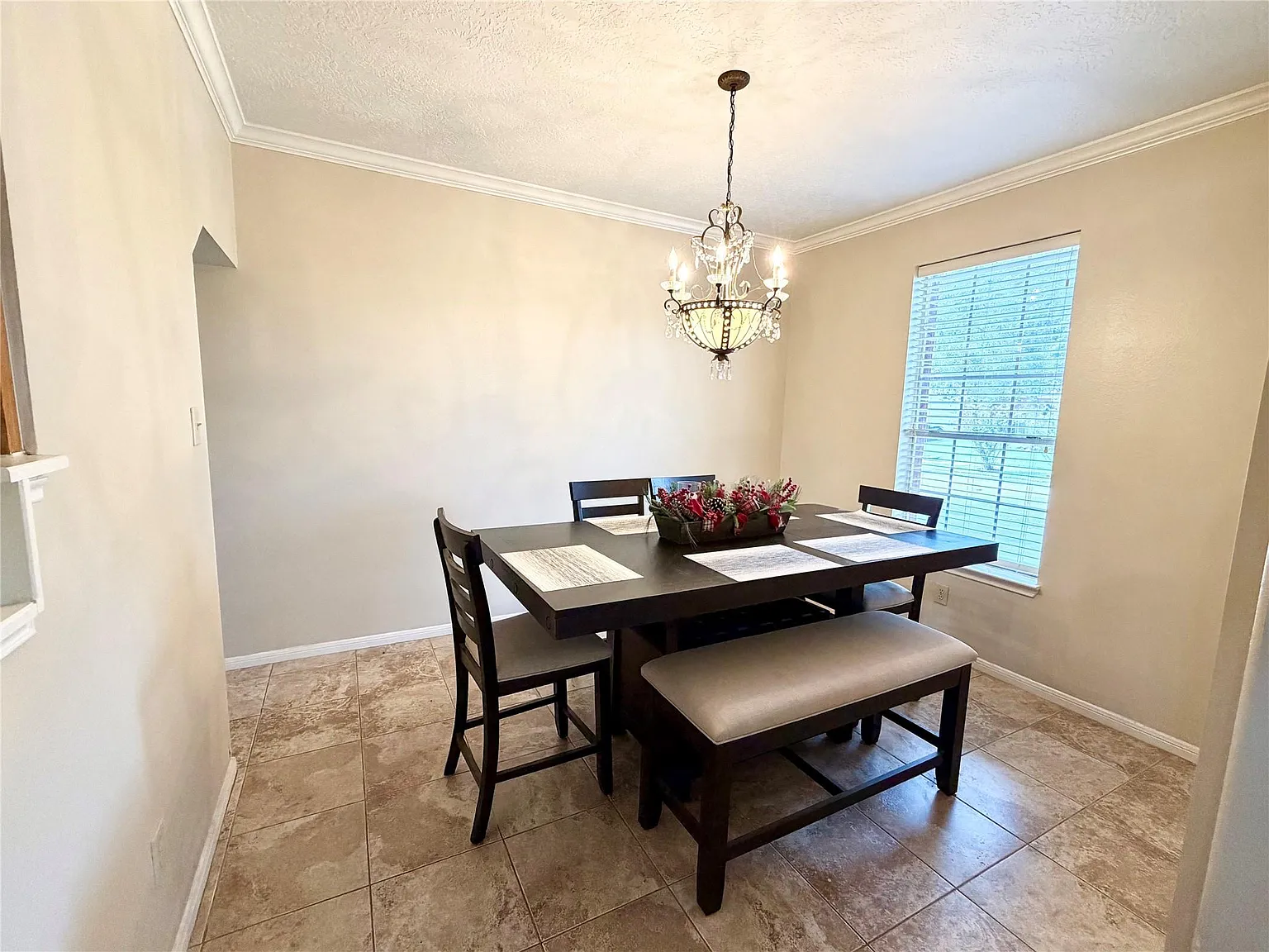 4 bed, 2.5 bath, 2111 sqft, $3,000 — Photo 4