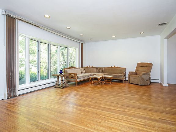 5th image of 891 Carol Ct