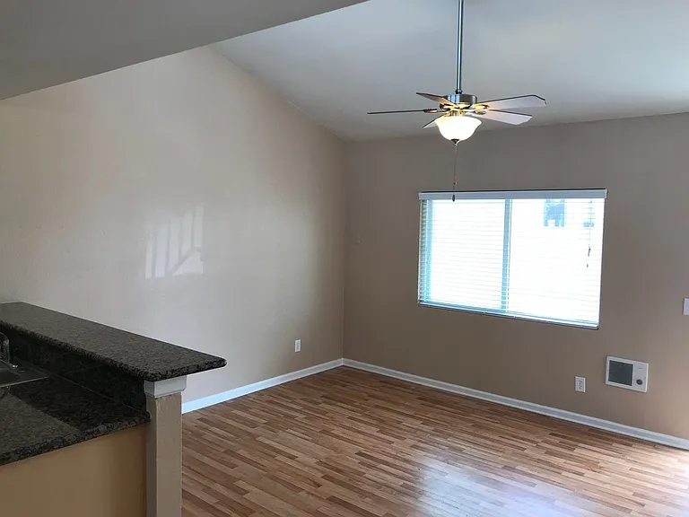 Unit on C St — Photo 4