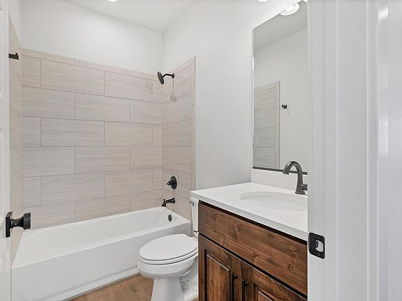 4th image of 102 W Camino Borde