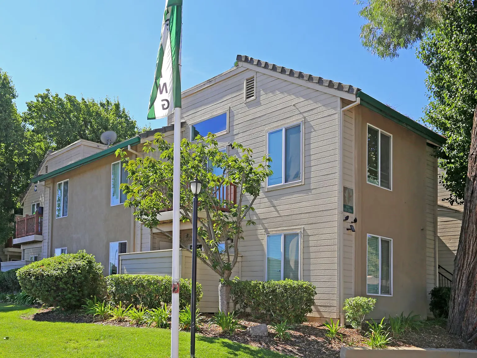 2 bed, 912 sqft, $2,207 — Photo 3