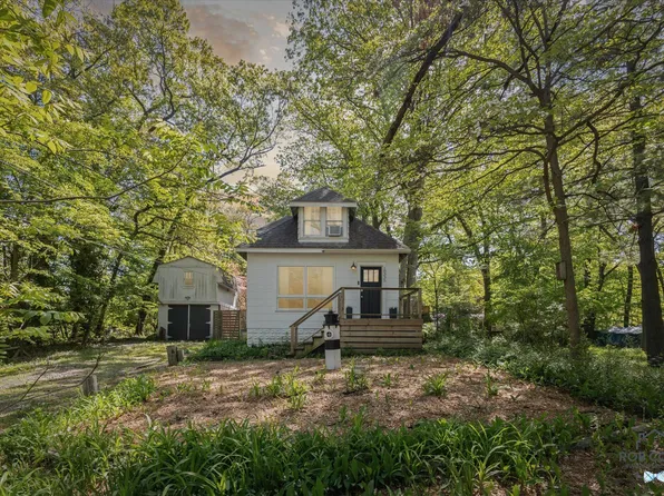 18335 Oakland Dr, New Buffalo, MI 49117