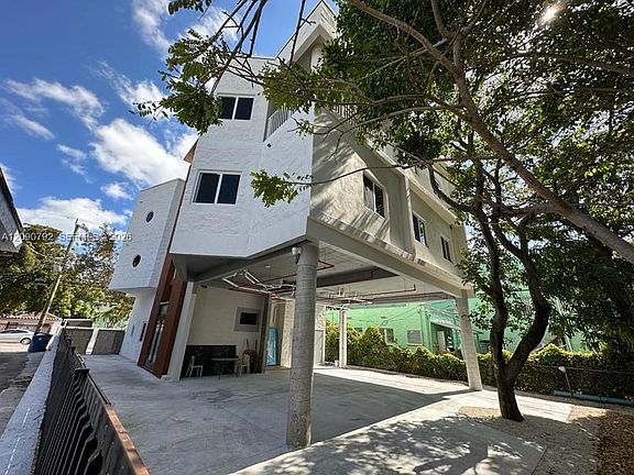 3rd image of 320 SW 13th Ave #302