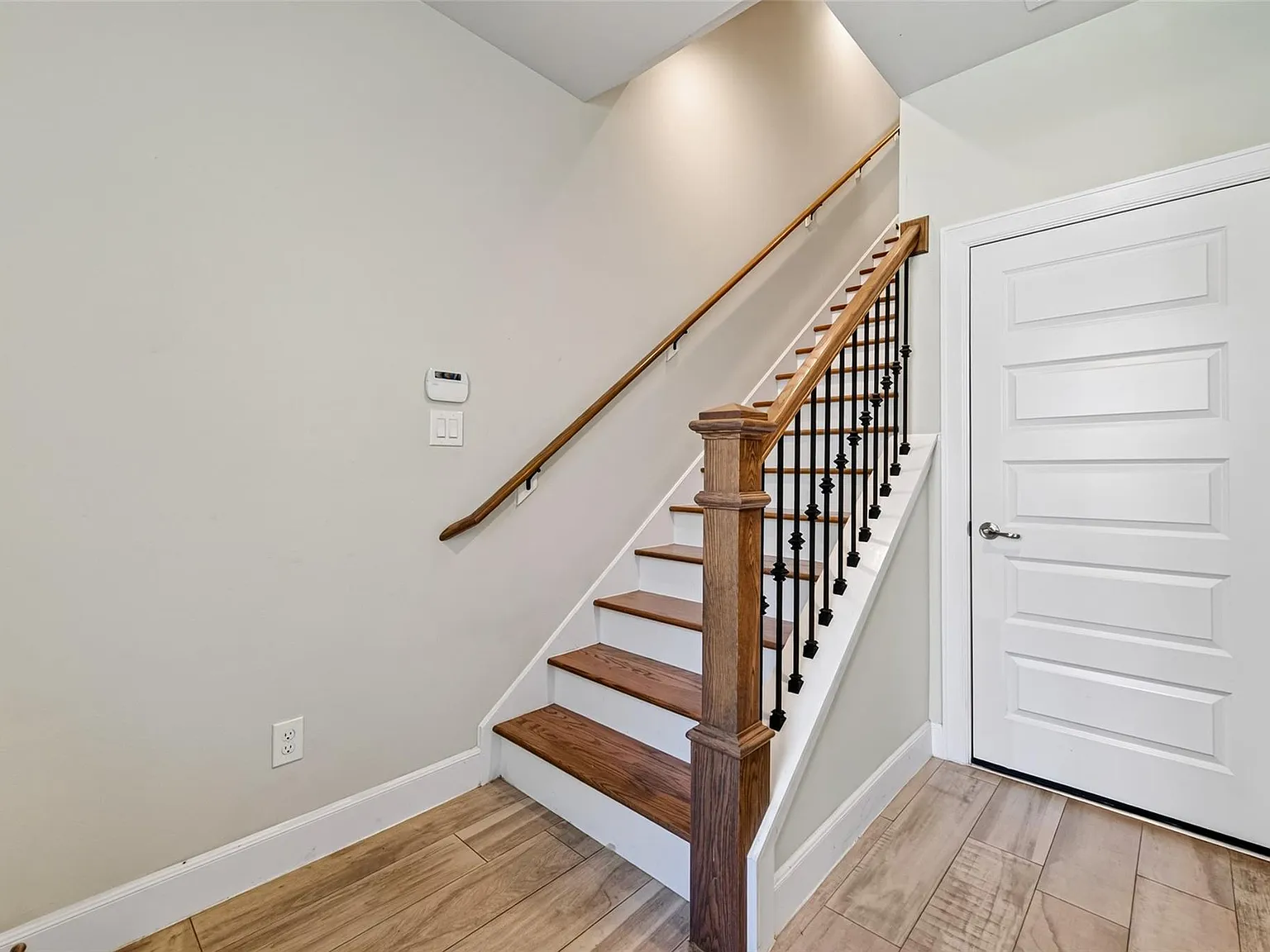 3 bed, 3.5 bath, 2105 sqft, $3,000 — Photo 3