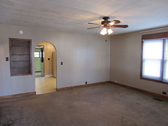 4th image of 415 Barton St