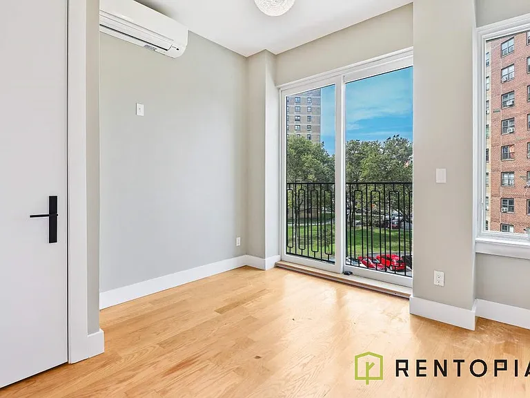 924 De Kalb Ave #401L — Photo 2