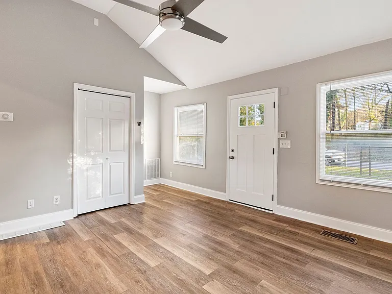 1137 White Oak Ave SW — Photo 10
