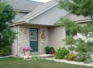 869 Sunridge Dr, Waupaca, WI 54981