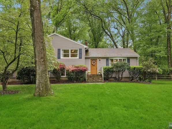 12 Fairhaven Dr, Allendale, NJ 07401