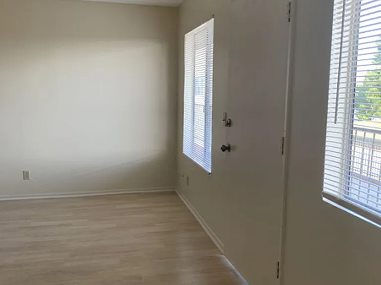 13415 Doty Ave — Photo 29