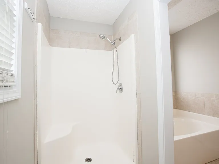 196 Lochwood Dr — Photo 31