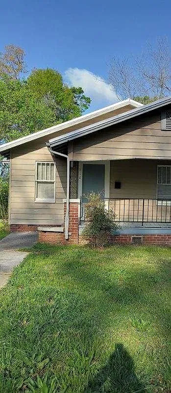 3 bed, 1000 sqft, $1,050 — Photo 1
