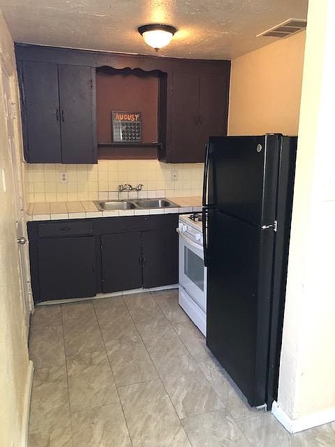 2nd image of 1221 E Adams St #2