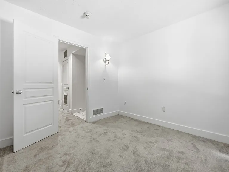 251 Carron St — Photo 32