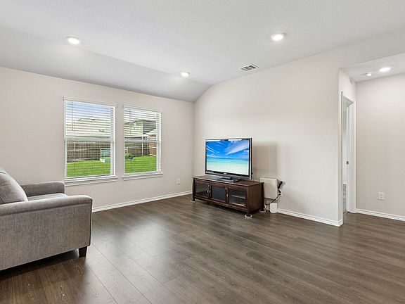5th image of 932 Juno Ln