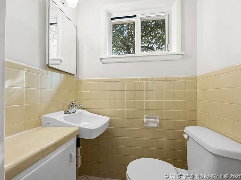 411 W Toledo St — Photo 8