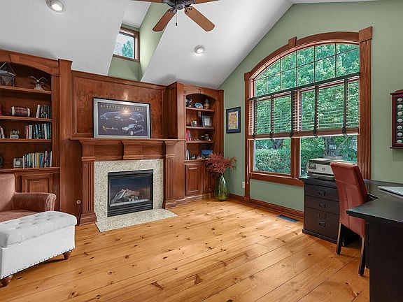 3rd image of 9808 Oxford Cir