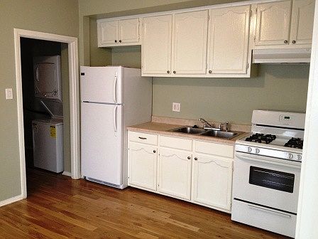 Kitchen w/ new appliances, Washer/dryer in the pantry