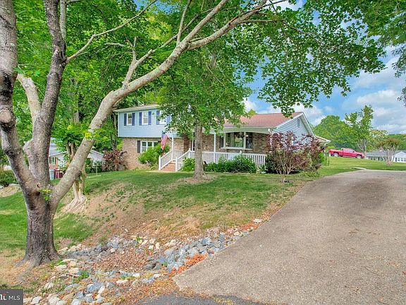 3rd image of 130 Calvert Towne Way