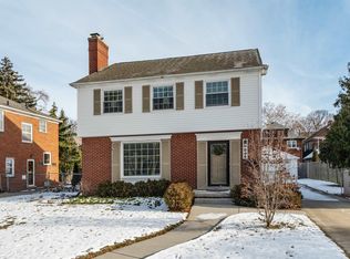 846 Lakepointe St, Grosse Pointe Park, MI 48230