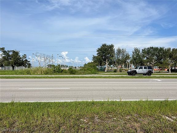 5th image of 618 Chiquita Blvd N