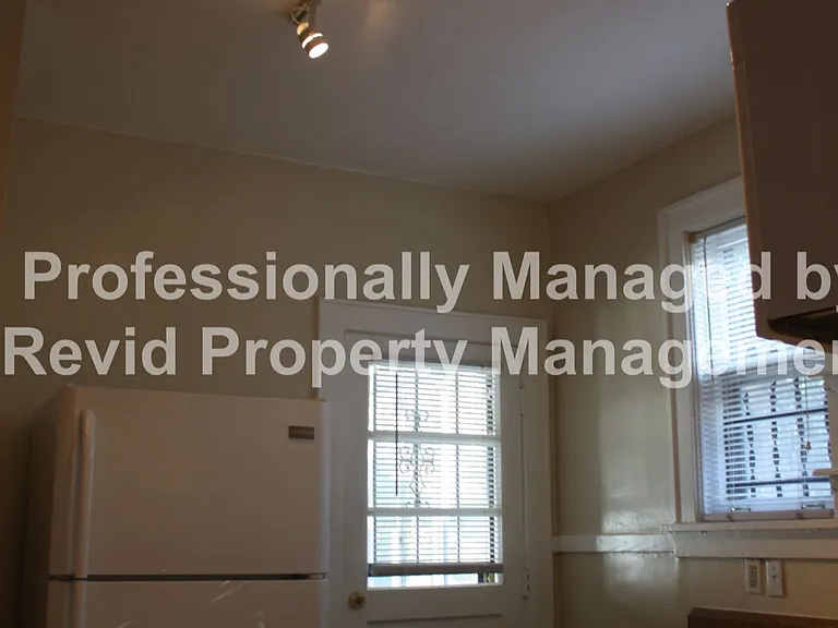 Large 3 bedroom upstairs duplex! — Photo 7