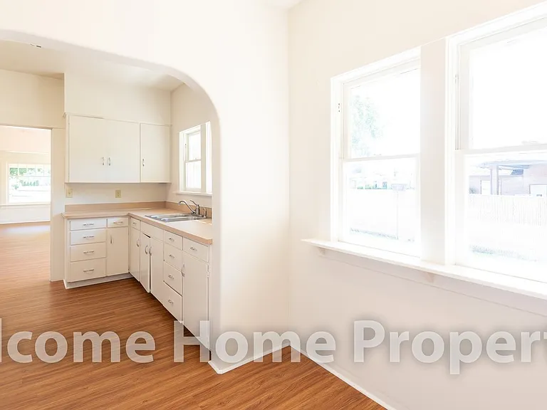 512 S College Ave — Photo 11
