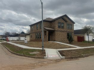 800 Oak Creek Dr, Hutchins, TX 75141