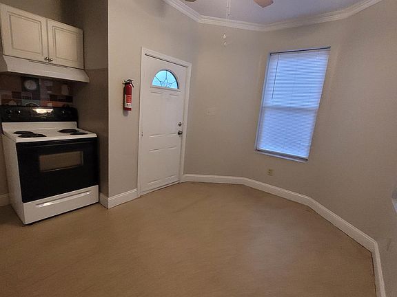 4th image of 28 N Queen St APT 1