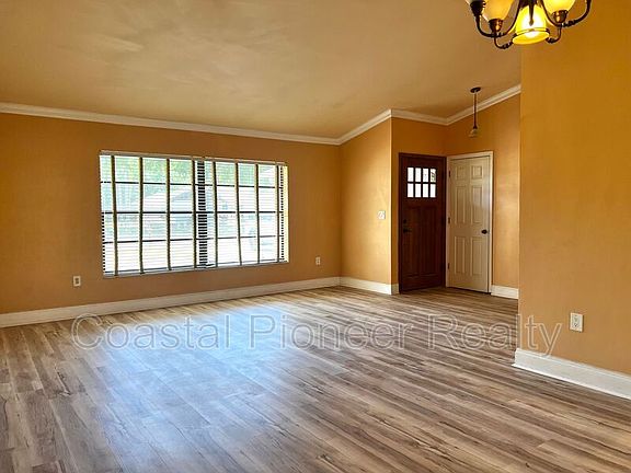 2nd image of 3233 Oakwood Pl