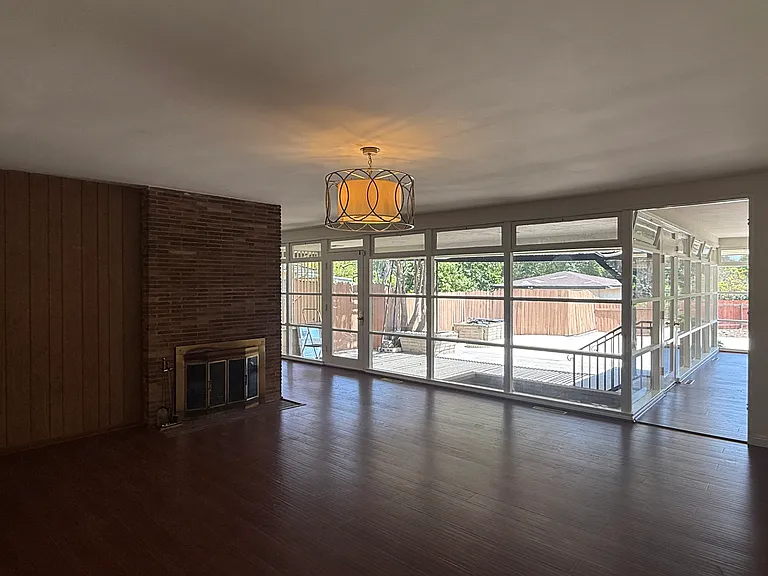 2930 Sheffield Rd — Photo 2