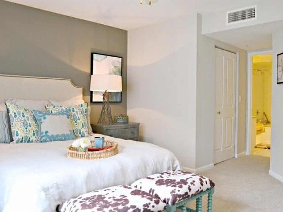 Enjoy walk-in closets, garden tubs, ceiling fans and more at Doral West Apartments