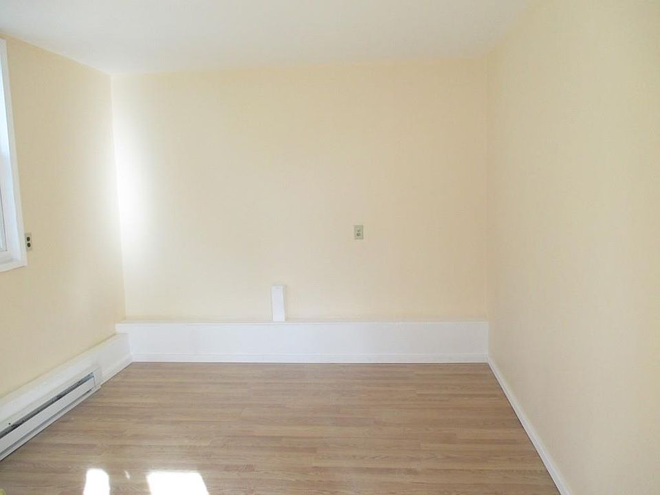 2nd image of 33 Johnson Sq