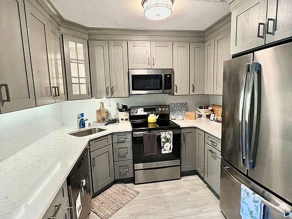5th image of 410 Benedict Ave #410