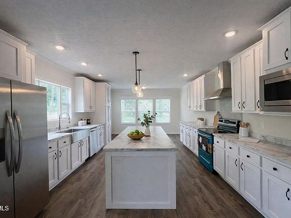 5th image of 290 Race Track Rd