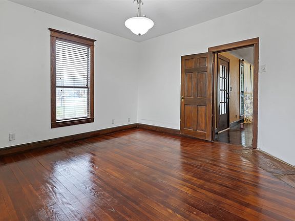 3rd image of 401 W Maple St