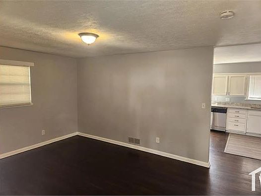 3rd image of 1021 Stonewall Dr SE