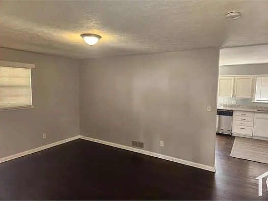 1021 Stonewall Dr SE — Photo 3