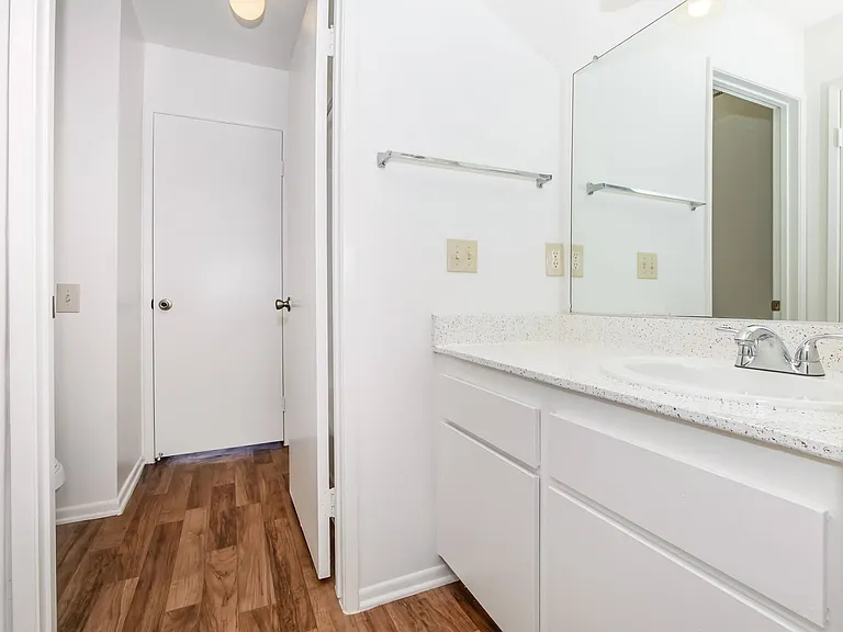 Huntington Lakes Apartments — Photo 20