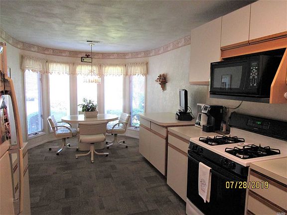 3rd image of 54 Kristin Ln