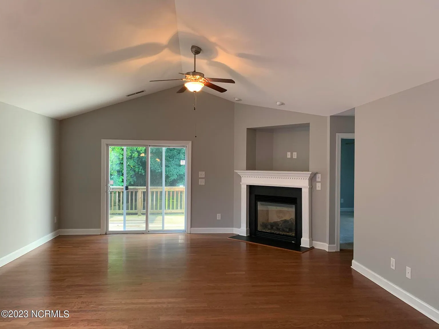 3 bed, 2.0 bath, 1393 sqft, $1,750 — Photo 3