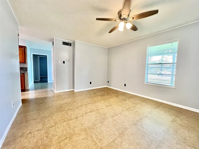 4023 Avenue Q 1/2 — Photo 5