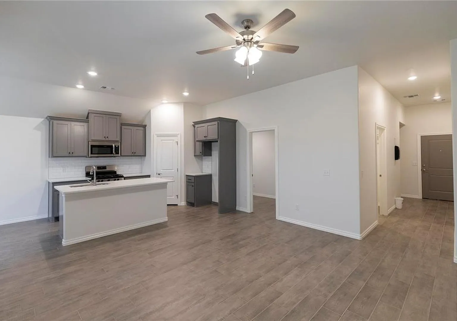 Beautiful 4 Bedroom 2 Bathroom Home in Cedar Lane Community with Storm Shelter (Neighborhood Pool... — Photo 3